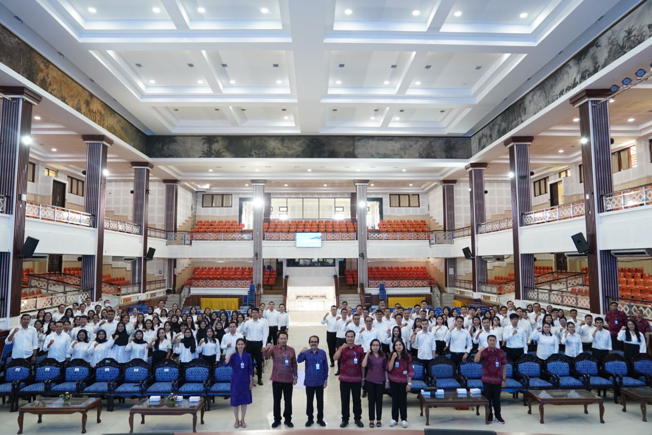 Serahkan SK Kepada 136 CPNS 2024 Gelombang II, Rektor Unud Tekankan Tiga Hal